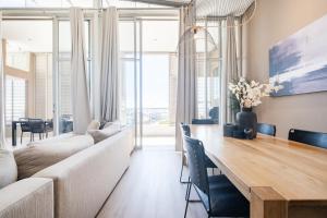 Harbours Edge - Stylish 3Bedroom Penthouse with Hot Tub, Fireplace & Mountain Views