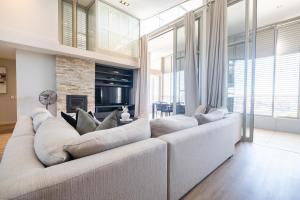 Harbours Edge - Stylish 3Bedroom Penthouse with Hot Tub, Fireplace & Mountain Views