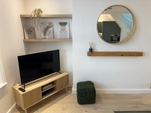 Aura - Elegant Retreat in Prime Leeds Location!