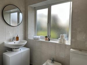 Spacious 4-Bed House with Garden