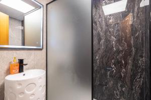 Lux 3 Bedroom Apt In Dubai Marina Man 2003