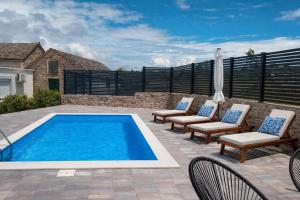 House Gruja with Pool