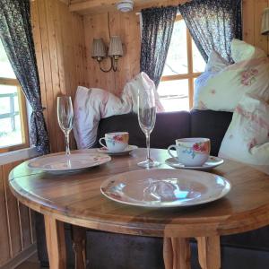 Schäferwagen mit Dachterrasse an der Pferdekoppel