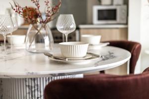 New Elegant 1BR with Balcony & Pool in Park Field