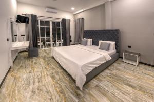 White Land City Hotel