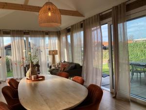 5-person chalet La Casita by the water with parking space