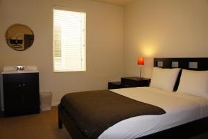 Standard Queen Room with Shared Bathroom room in Casa Loma Hotel