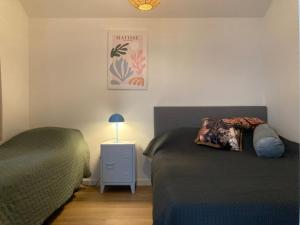 4-person chalet La Cabana by the water with parking space