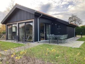 5-person chalet La Cabana by the water with parking space