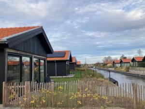 5-person chalet La Cabana by the water with parking space