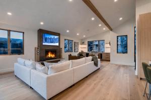 1060 Park Ski Magnificent Mountain Retreat home