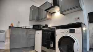 Cosy, Newly Refurbished Studio with Private Off-Suite Bathroom& Parking