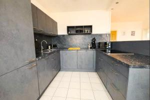 stylische 110m2 Wohnung in Top Lage mit Balkon und 2 Schlafzimmern für bis zu 6 Personen sowie kostenloser Parkgarage max 1,65m Höhe und 1,8m Breite