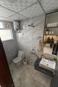 Cozy Private Studio with Free Parking Near City Center