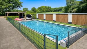 Vrijstaand chalet met hottub en verwarmd zwembad