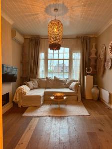 White cottage on the Vecht! Beautiful surroundings