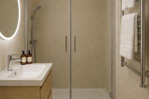 MyJolieParisHome - King size beds, 2 bathrooms, free parking