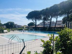 Apartment with garden and swimming pool access