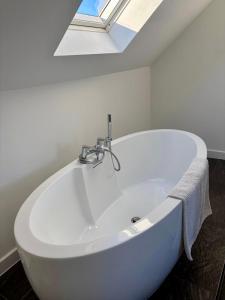 City Centre, En-Suite, 3 Doubles 1 Single, 2 Car Parking