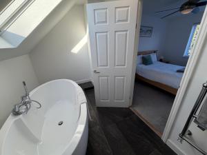 City Centre, En-Suite, 3 Doubles 1 Single, 2 Car Parking