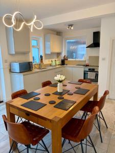 City Centre, En-Suite, 3 Doubles 1 Single, 2 Car Parking