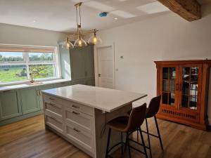 The Lake House, Cong