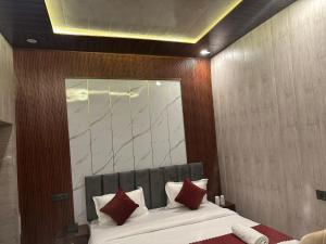 Shree Vishwanath Retreat Premium And Deluxe Rooms