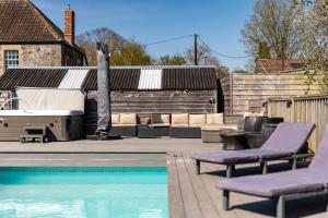 Stunning property sleeping 24 with hot tub & pool