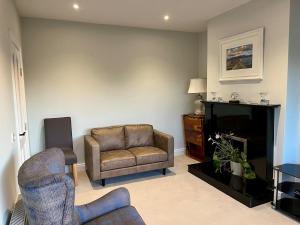 Superb bright spacious five bedroom home, 6 beds, sleeps 10-11 guest, 10 minutes from town centre