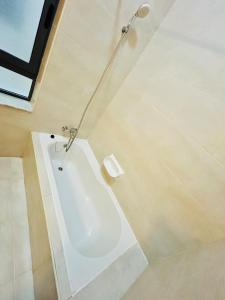 Bright and Spacious 2 Bedroom Apt in St Julians, Steps from Spinola Bay