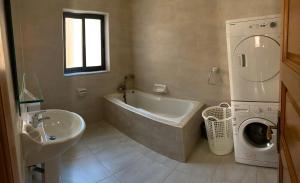 Bright and Spacious 2 Bedroom Apt in St Julians, Steps from Spinola Bay