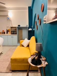 TBS Basera - A Modern Studio Apt Close to Ghats