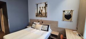 Cozy Private Room in Corner Building