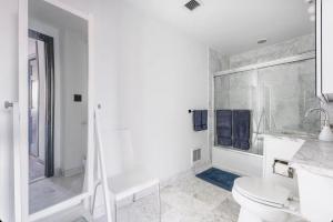 Doorman! High Floor! Views! Elevator! Free Gym!