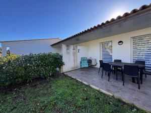 Mini-villa with swimming pool in Bonifacio residence