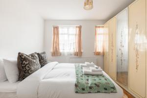 New! Bright 3BR Wembley House with Parking