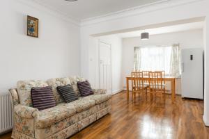 New! Bright 3BR Wembley House with Parking
