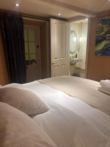 Charming central Winchester room, self-contained