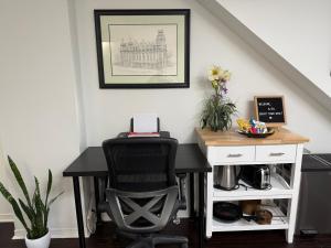 Bright Private Suite in Cabbagetown, Steps to Shops & Downtown Toronto