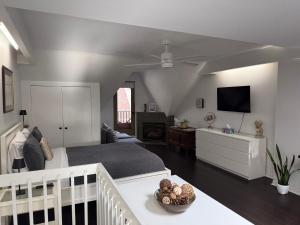 Bright Private Suite in Cabbagetown, Steps to Shops & Downtown Toronto