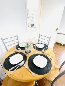 Stylish Surrey flat, 30 mins to Zone 1 with parking