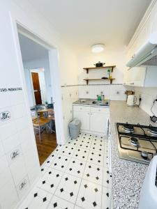 Stylish Surrey flat, 30 mins to Zone 1 with parking