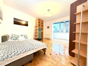 Kilińskiego Urban Apartment by BookingHost