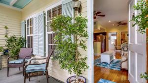 Tumis Time Out by AvantStay Heart Of Old Town w Shared Pool Month Long Stays Only