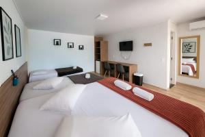 Pousada Queiroz em Frente ao Parque Beto Carrero