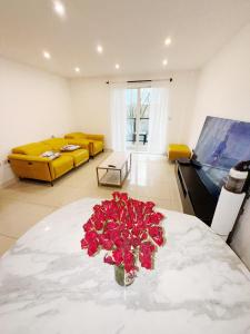 Modern 1 Bedroom Ensuite Huge Open Plan Living with Balcony 2 Bathroom