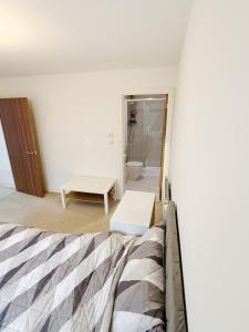 Modern 1 Bedroom Ensuite Huge Open Plan Living with Balcony 2 Bathroom