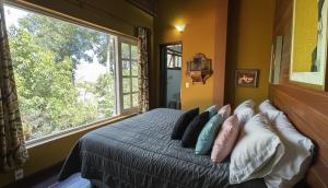 Casa Francesa da Mata com Piscina no Retiro do Chalé