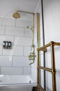 Cathedrals View - 2-4 bed Top-floor Apt in Exeter - Self Check in, Free Parking!