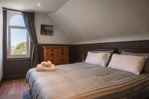 Cathedrals View - 2-4 bed Top-floor Apt in Exeter - Self Check in, Free Parking!